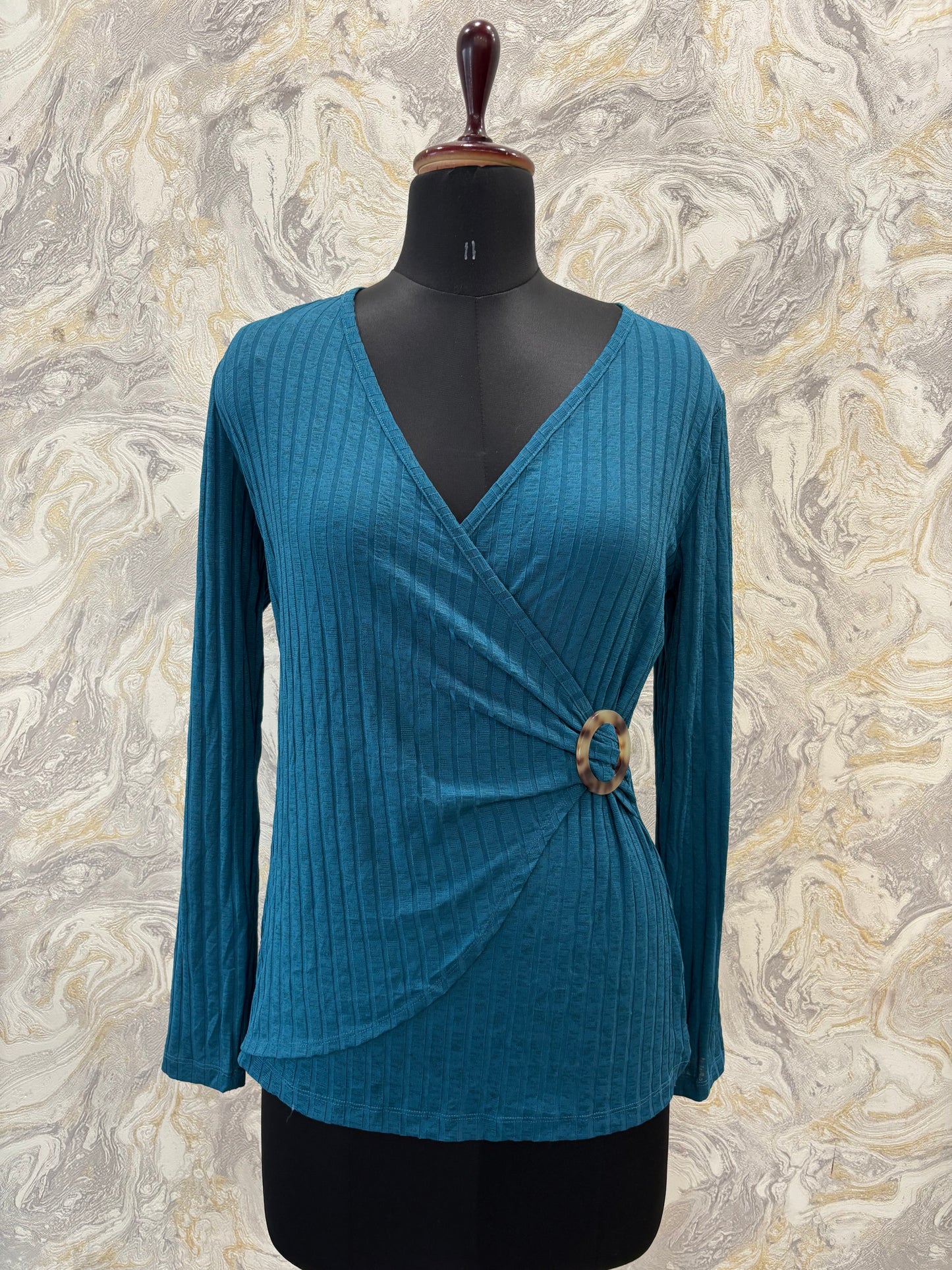 Emerald side brooch top