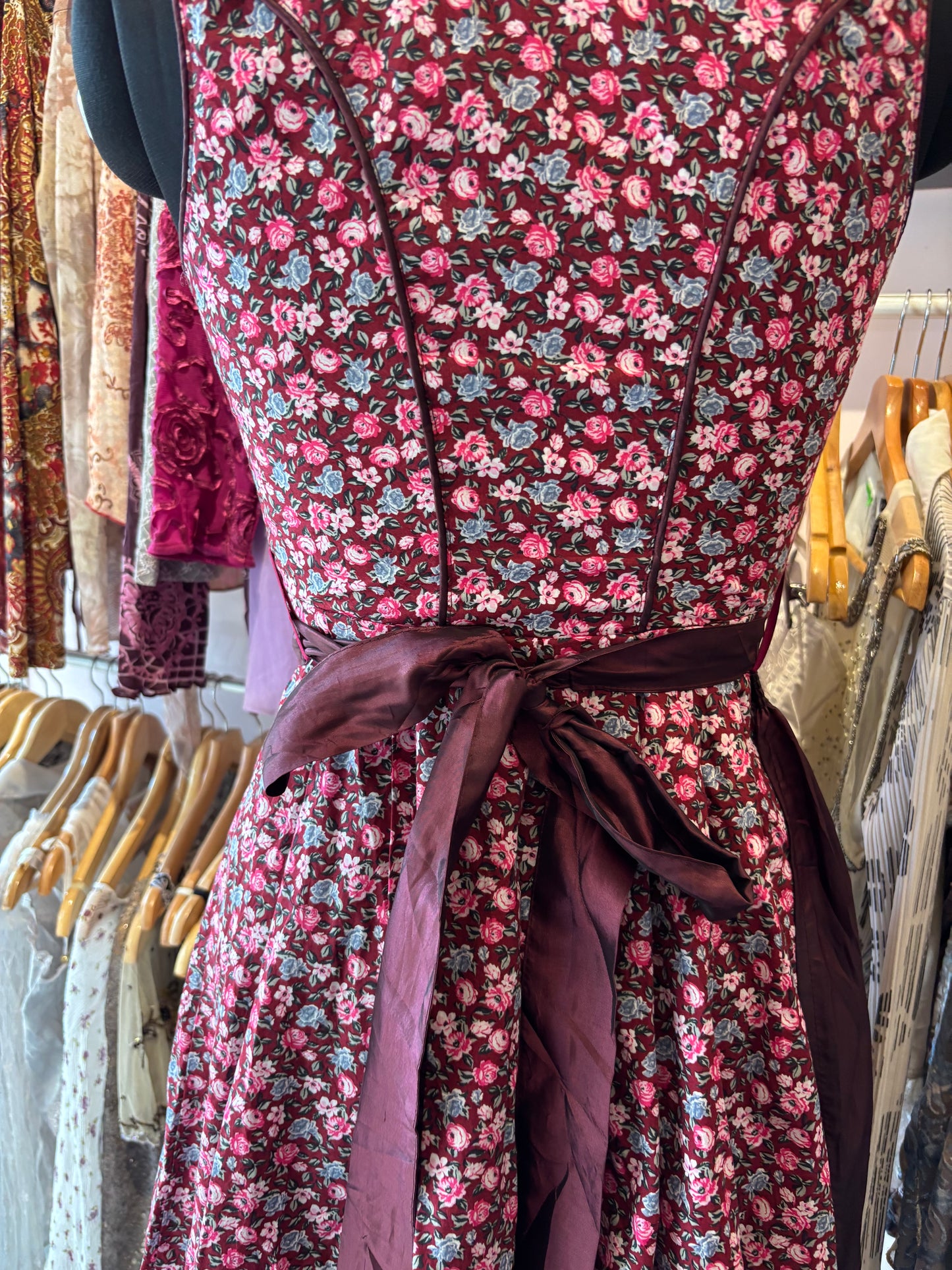 Germany  traditional ( Drindl) dress! Comes with removable apron