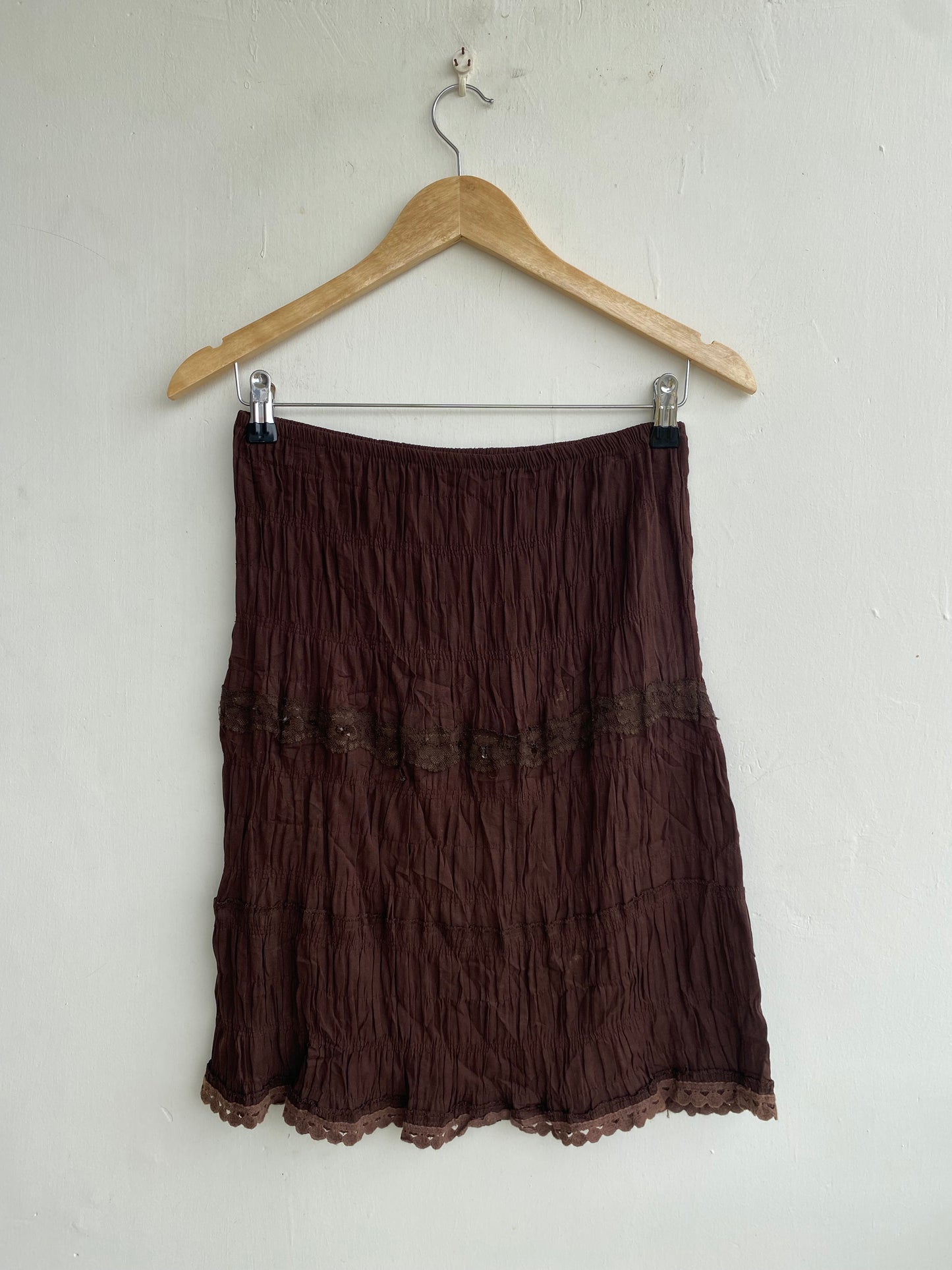 Coffee crinkled skirt with lacy ends