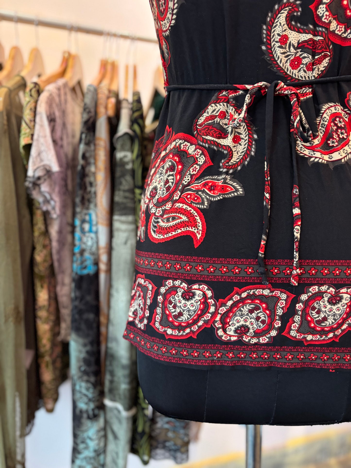 Paisley red black top